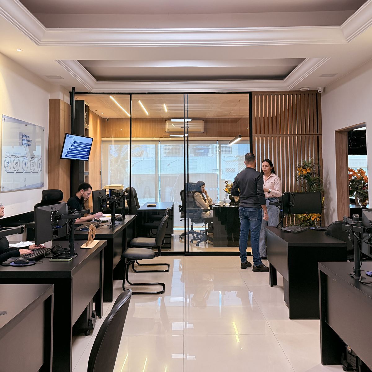 Equipe da JR Serviços Empresariais atendendo clientes no escritório